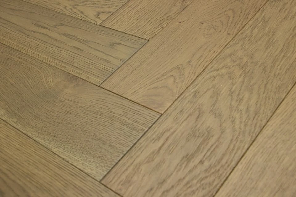 Natural Engineered Flooring Oak Herringbone Roma Brushed UV Oiled 15/4mm By 125mm By 600mm 6 Natural Engineered Flooring Oak Herringbone Roma Brushed UV Oiled 15/4mm By 125mm By 600mm - Image 4
