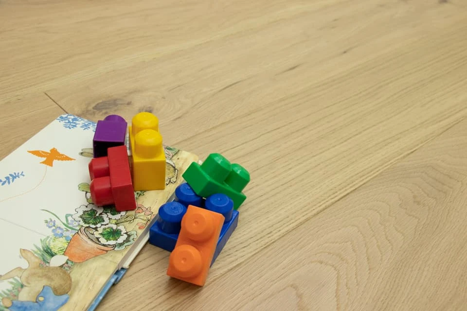 Natural Engineered Flooring Oak Non Visible Brushed UV Lacquered 20/5mm By 180mm By 1900mm 6 Natural Engineered Flooring Oak Non Visible Brushed UV Lacquered 20/5mm By 180mm By 1900mm - Image 4