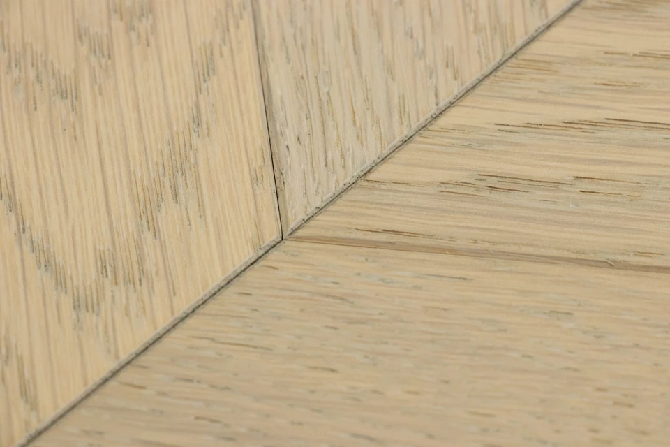 Natural Engineered Flooring Oak Chevron Vienna Brushed Uv Lacquered 12/2mm By 90mm By 600mm 6 Natural Engineered Flooring Oak Chevron Vienna Brushed Uv Lacquered 12/2mm By 90mm By 600mm - Image 4