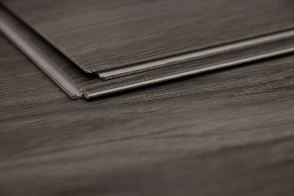 Supremo Luxury Click Vinyl Rigid Core Flooring Magnet With Built In Underlay 5mm By 180mm By 1220mm 6 Supremo Luxury Click Vinyl Rigid Core Flooring Magnet With Built In Underlay 5mm By 180mm By 1220mm - Image 4